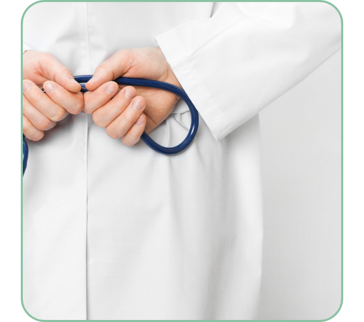 médico de espaldas con estetoscopio Imagen de un médico de espaldas con bata y sujetando un estetoscopio con ambas manos